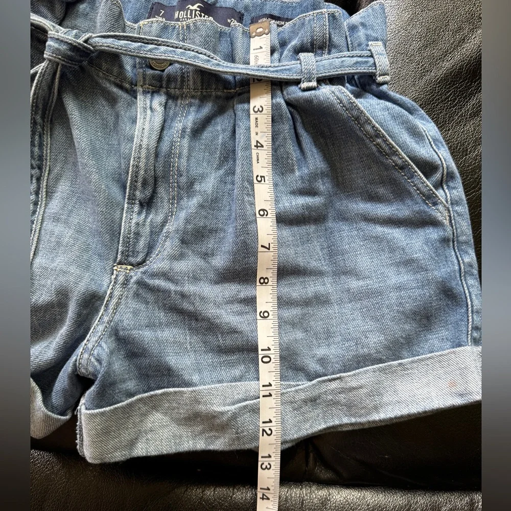 Hollister California Cuffed High-Rise Mom Jean Shorts with Belt | Size 7 - Picture 5 of 5